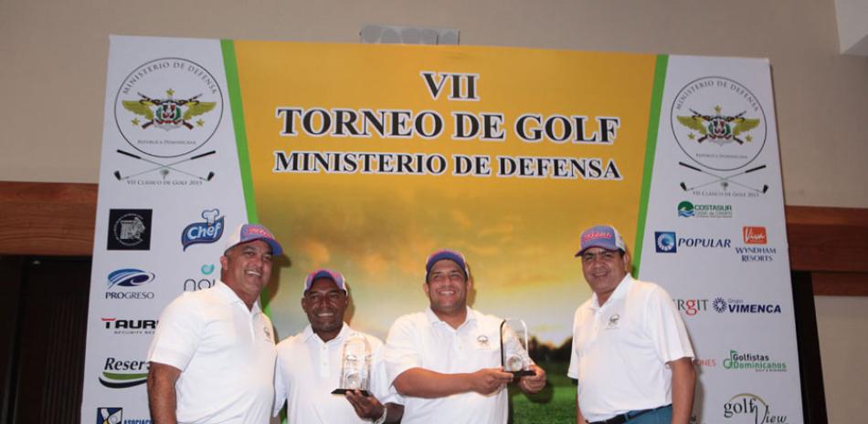 Lino Guerrero y Carlos Castillo son premiados por William Muñoz, teniente general Máximo William Muñoz Delgado y el vicealmirante Edwin Dominici Rosario, ministro y viceministro del Ministerio de Defensa.