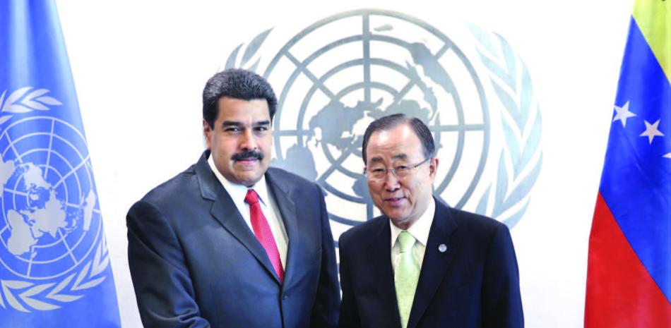 Saludo. El presidente de Venezuela, Nicolás Maduro, a la izquierda, le da la mano al secretario general de la ONU, Ban Ki-moon, en la sede de la organización, ayer.