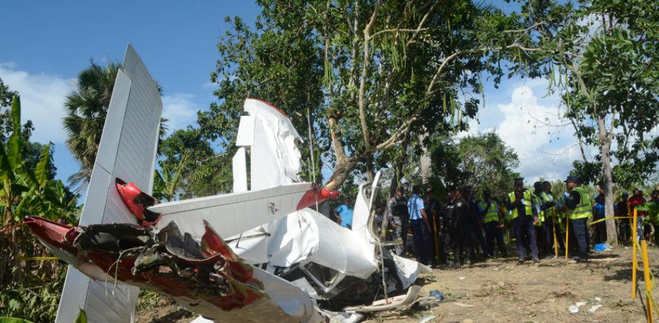 Tragedia. Parte del fuselaje de la avioneta que se precipitó el pasado domingo en Santiago, muriendo sus tres ocupantes.