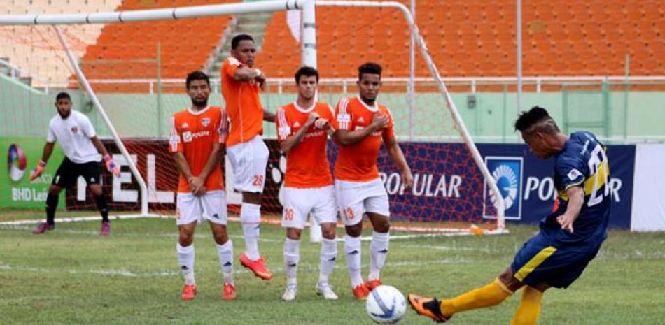 Jucselio De Souza cobra una falta durante un partido de la serie
regular ante el Cibao FC.