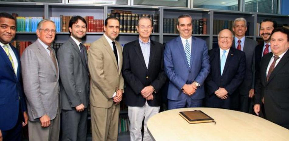 Luis Abinader, candidato presidencial del PRM, se reunió ayer con dirigentes de la Fundación Institucionalidad y Justicia (Finjus).
