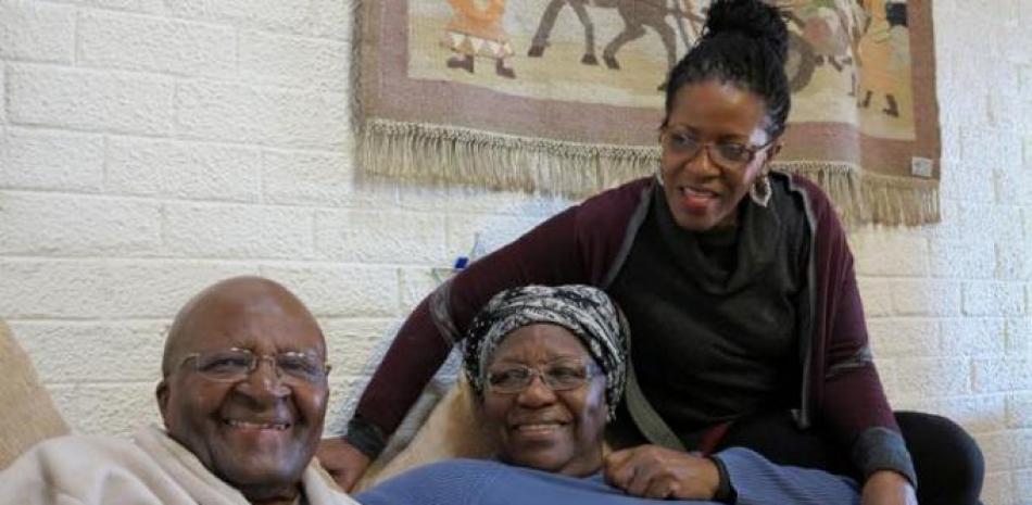El arzobispo anglicano retirado y premio Nobel de la Paz 1984, Desmond Tutu, posa con su esposa, Leah, al centro, y su hija, Mpho, en la casa de la familia en Ciudad del Cabo, Sudáfrica, el martes 21 de julio de 2015. Tutu fue hospitalizado nuevamente el martes 28 de julio, una semana después de que saliera de una clínica en la que le habían atendido con antibióticos una infección. (Vía AP Foto/Benny Gool/Oryx Media).