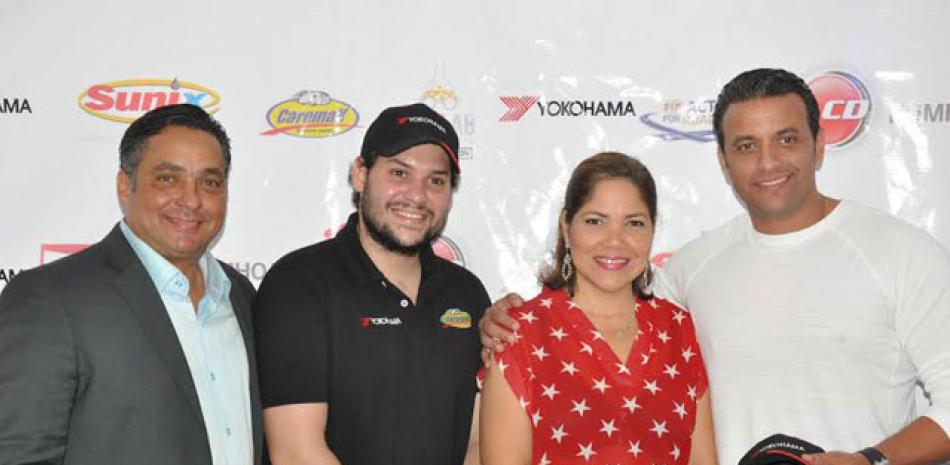 José Aybar (Tonino), derecha, premiado por Danilsa Polanco, Gerente de Arias Motors, junto a Georgie Elías Herrera, de Caremax-Yokohama y Marcos Pichardo, presidente del CDCC.