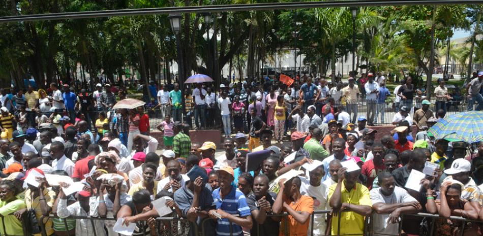 Migración. Cientos de haitianos durante la espera de sus carnés en la gobernación de Mao.