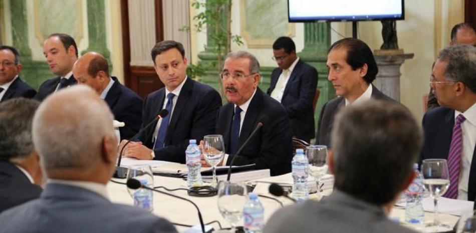 Encuentro. El presidente Danilo Medina encabezó ayer la primera reunión de la Mesa Presidencial de Fomento a las Exportaciones, creada mediante decreto en la pasada administración.