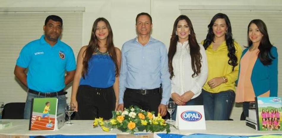 Edy Medina con su hija Arline y Martín Quezada, junto a las presentadoras Sandra Berrocal, Yubelkis Peralta y Nahiony Reyes, en el anuncio del festival deportivo Opal Jeans.