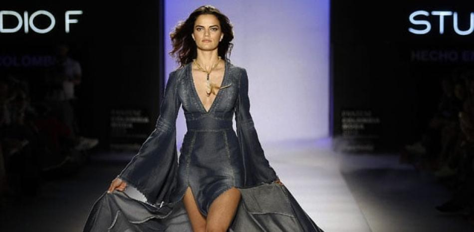 La modelo brasilera Barbara Fialho exhibe un vestido de la marca Studio F.