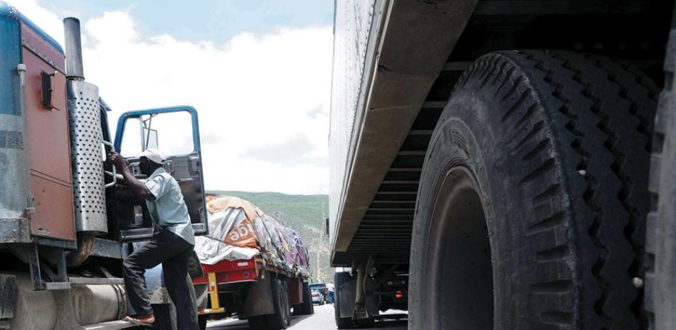 Agresiones. Los camiones suspenderán el transporte de carga hacia Haití a partir del próximo lunes, según anunció ayer el presidente de Fenatrado, Blas Peralta, quien exigió al gobierno haitiano pagar los daños causados a los vehículos y las mercancías robadas.