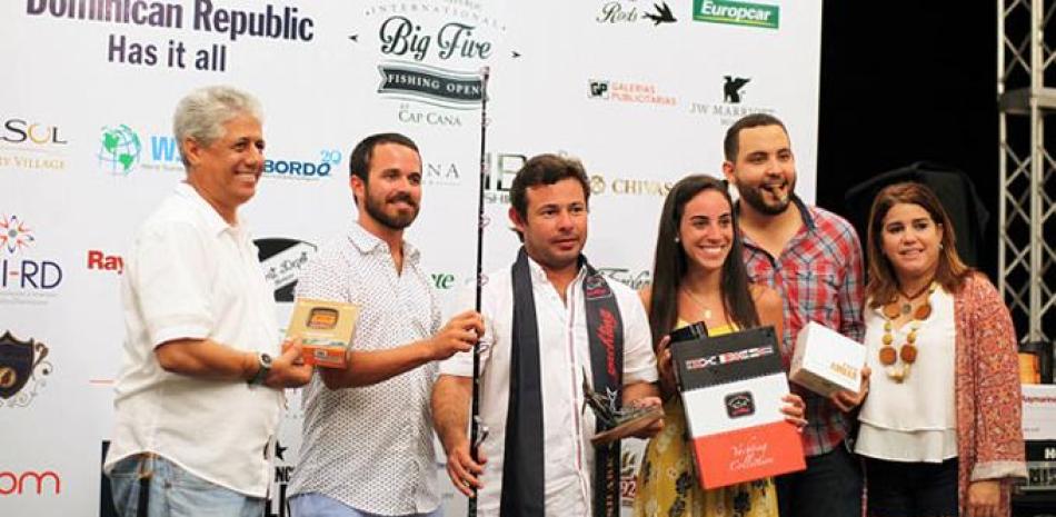 Los mejores. Tony Costa recibe su premio de “Pescador Más Destacados”, junto a Loving Restituyo, Franco Umpierre, María Brisso, Rhadames Rodríguez, y Alma Taveras.