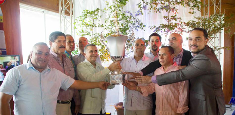 Luis Quezada entrega la copa “José Rafael Vargas”, que se disputará en el 22 Torneo de Baloncesto de la Espaillat (BSE).