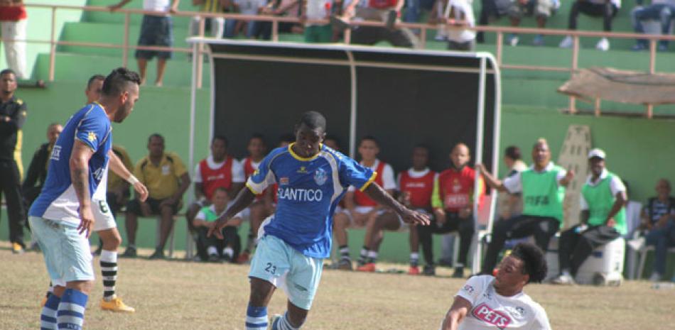 Archivo. Acción en un pasado encuentro de la Liga Dominicana de Fútbol.