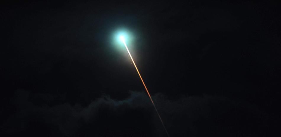 Fotografía de una luz verdosa que aparentaba ser un meteorito este jueves, 30 de julio de 2015, sobre Buenos Aires (Argentina). EFE