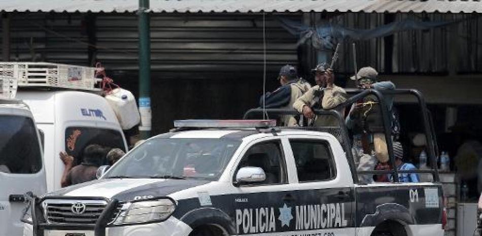Policías armados patrullan las calles de Chilapa, Guerrero, México el 10 de enero de 2015 (AFP/Archivos | Pedro Pardo).