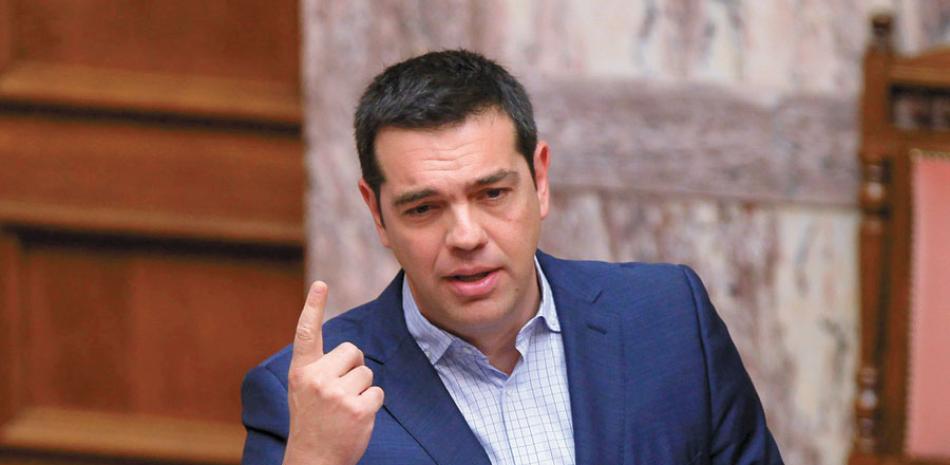 Postura. El primer ministro Alexis Tsipras se enfrentó al poder de la UE, pero tuvo que ceder.