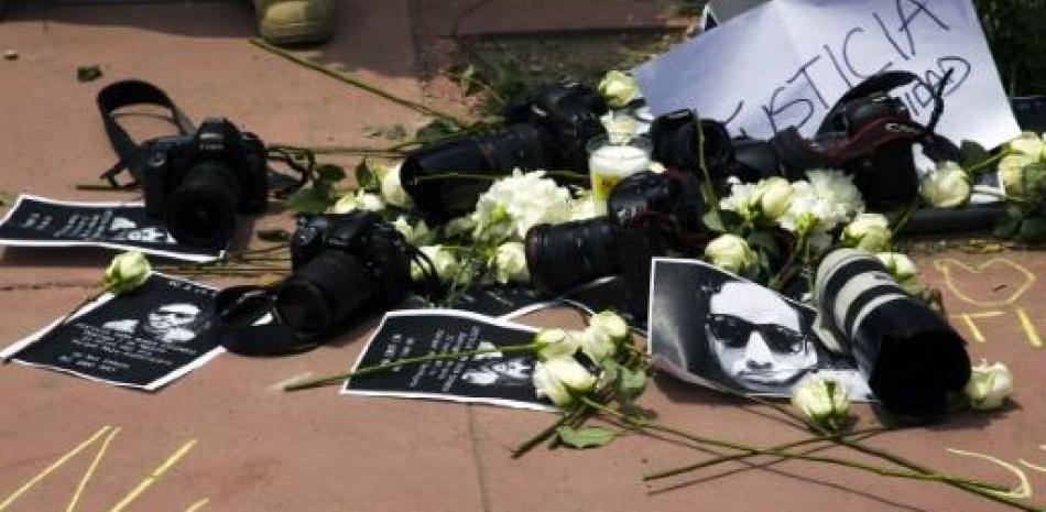 Comunicadores reclaman justicia por el asesinato del fotoperiodista mexicano Rubén Espinosa, durante una manifestación en Guadalajara, el 2 de agosto de 2015 (AFP | Héctor Guerrero).