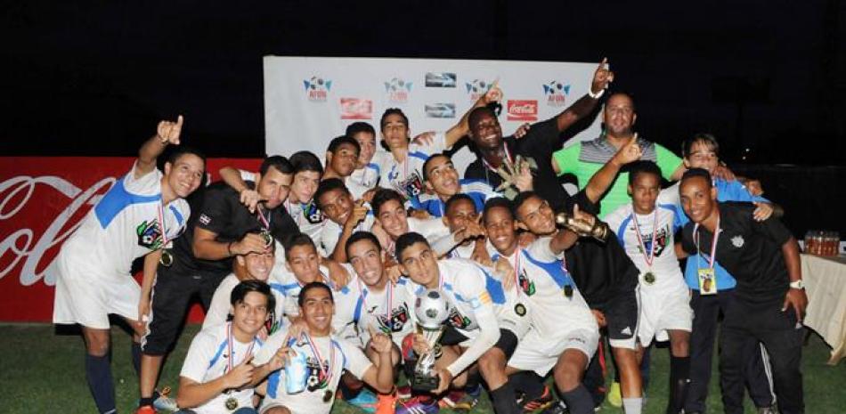Monarcas. Integrantes de la Meca FC celebran luego de recibir de Jonathan Cabral la Copa de Campeón de la Copa Suprema de Fútbol del Distrito Nacional