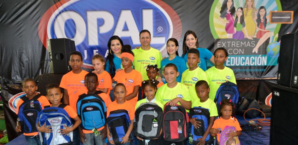Eddy Medina, presidente de Opal Jeans, Nahiony Reyes, Yubelkis Peralta y Sandra Berrocal premian a los ganadores del Festival Opal Jeans del Gran Santo Domingo.