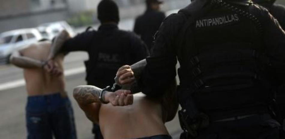 Presuntos miembros de la pandilla Calle 18 son detenidos por miembros del Ejército salvadoreño en San Salvador el 12 de mayo de 2015. (AFP/Archivos | Marvin Recinos).