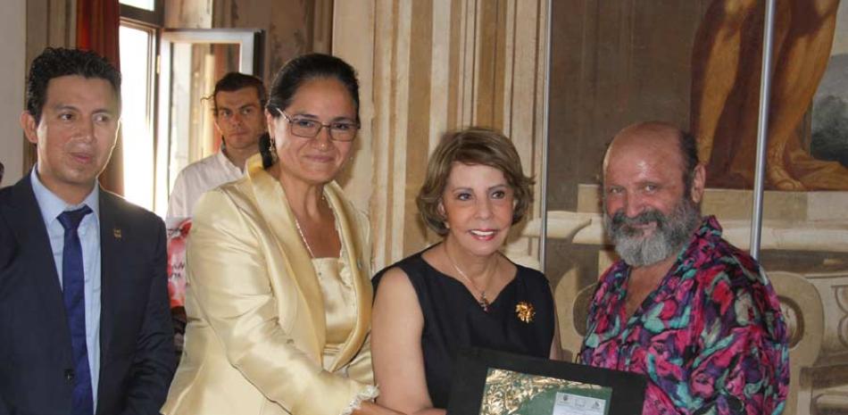 Galardón. La cónsul general de República Dominicana en Milán, Natacha Sánchez recibe el reconocimiento.