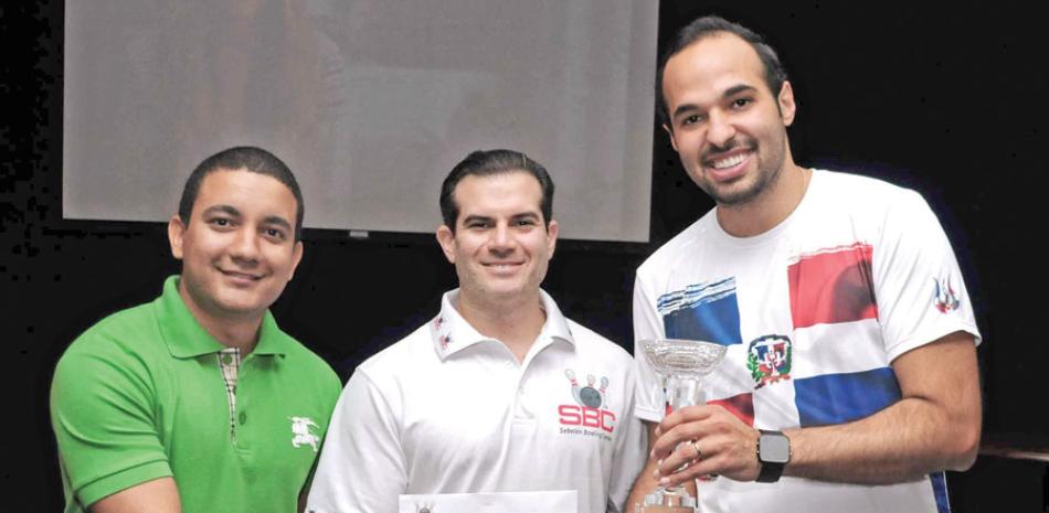 Raffy Sebelén premia a Alex Prats y Elio Tavárez, ganadores del torneo de boliche dedicado a los padres.