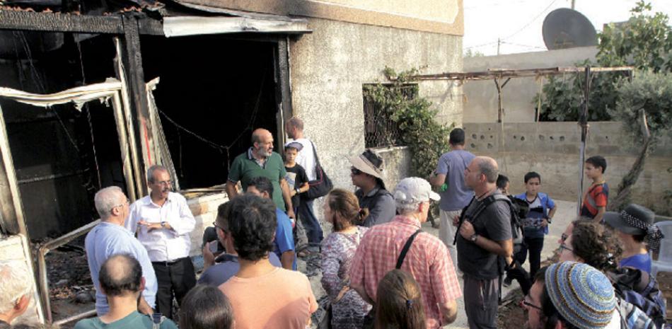 Apoyo. Pacifistas israelíes visitaron la vivienda de la familia Dawabsha, ayer.