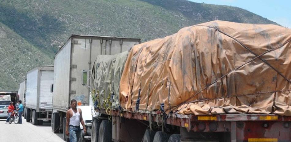 Artículos. Los camiones de Fenatrado transportan a Haití cemento, varillas, madera, medicamentos, alimentos y materia prima.