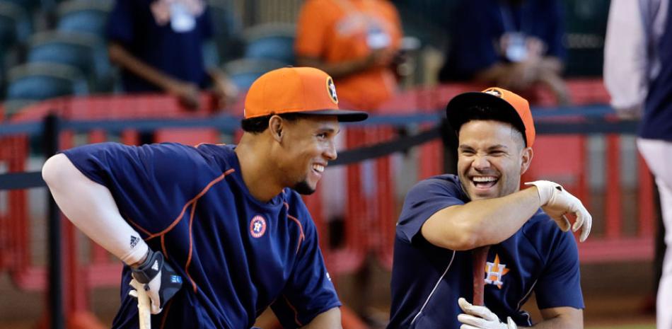 Carlos Gómez y el pimentoso José Altuve conversan animadamente en una sesión de bateo de los Astros.