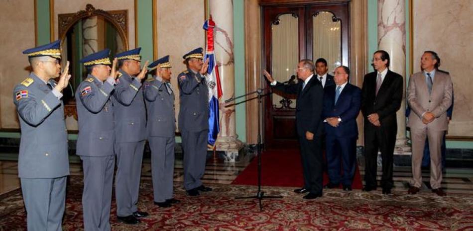 Ceremonia. El presidente Danilo Medina juramentó ayer al nuevo jefe de la Policía, mayor general Nelson Peguero Paredes, y al general Frener Bello Arias, nuevo director de la AMET, junto a los directores del DICRIM y DICAN. y el inspector general de la Policía.