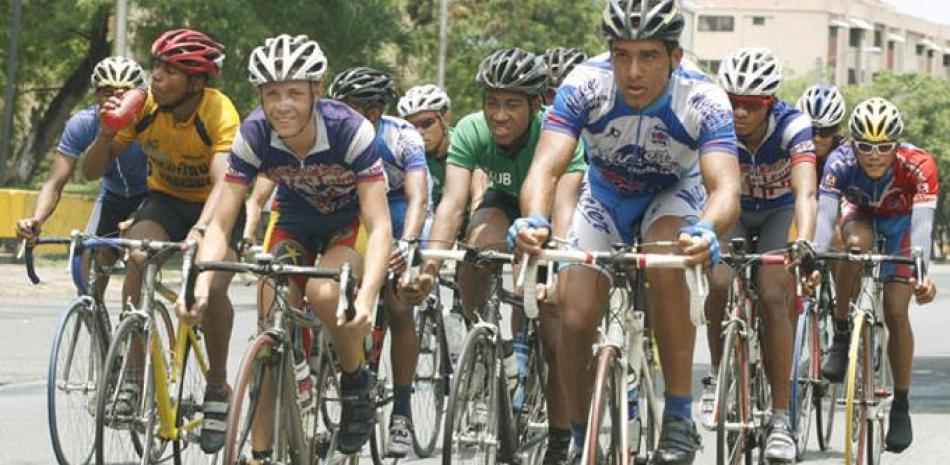 Grupo de pedalistas en plena faena durante uno de los pasados eventos a nivel juvenil.