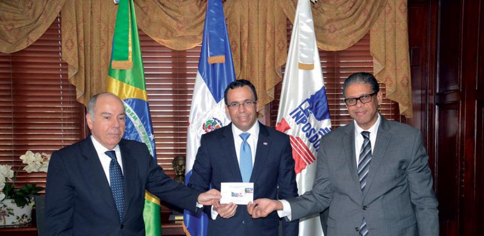 Mauro Vieira y Andrés Navarro, reciben emisión postal de Modesto Guzman.