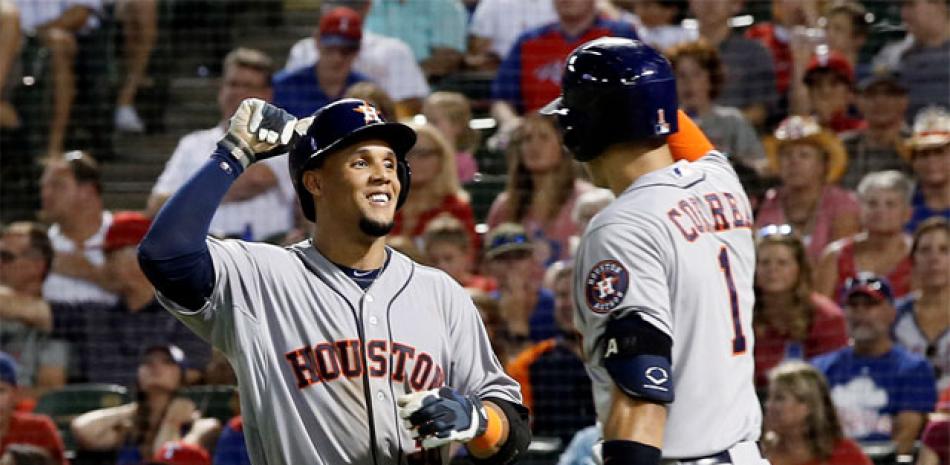 Poder. Carlos Gómez, de los Astros de Houston, celebra con Carlos Correa después de pegar cuadrangular en el sexto inning.