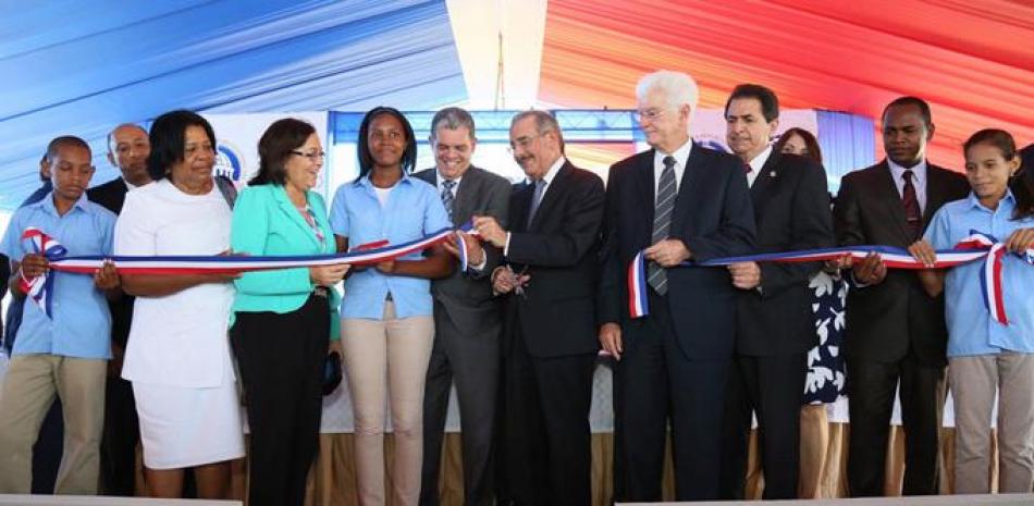 Inversión. El presidente Danilo Medina durante el corte de cinta de la inauguración de las nuevas escuelas en Baní.