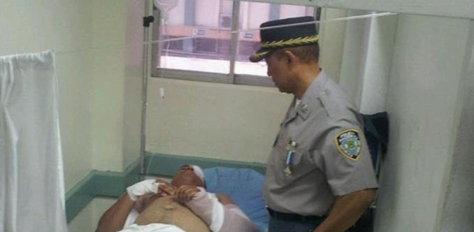 El director de la Amet, general Frener Bello Arias, durante la visita que le hizo al agente Duarte Espinosa Peña, en el hospital.