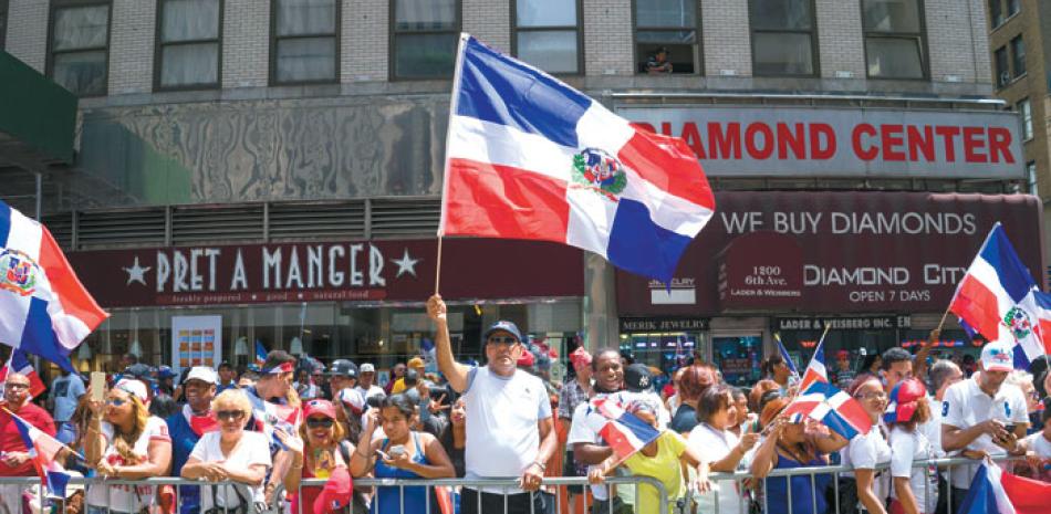 Orgullosos. Cuando menos 7,500 dominicanos, ondeando la bandera tricolor de la nación, participaron ayer en el tradicional Desfile Dominicano en Nueva York, occasión cuando abuchearon al alcalde la de la ciudad, Bill de Blasio, por llamar a un boictot contra su país.