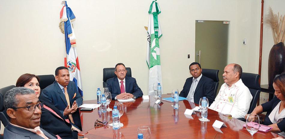Encuentro. El ministro de Agricultura, Ángel Estévez, se reunió con representantes de la prensa.