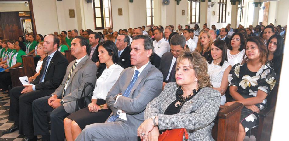 Presencia. El ministro de Industria y Comercio, José Del Castillo Saviñón y otras personalidades acompañan a la directora del CNZF, Luisa Fernández en la misa.