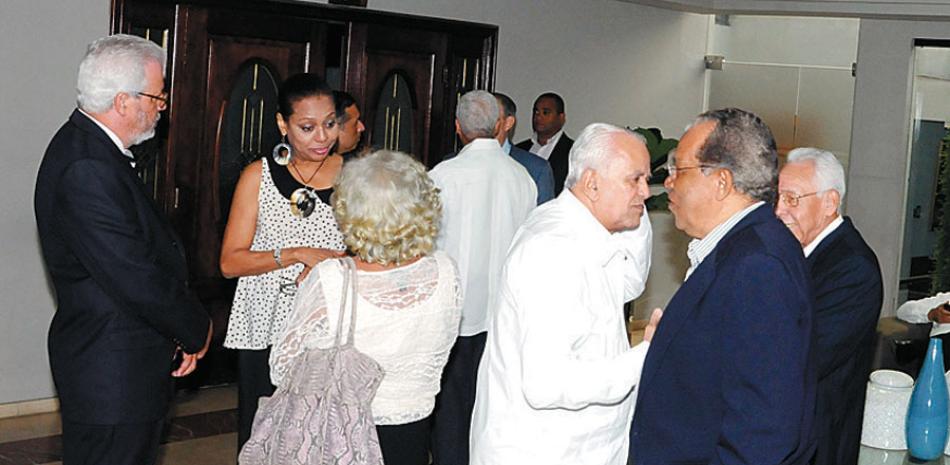 Sepelio. Los amigos y familiares llegaron temprano a la funeraria a dar el último adiós a Mundito.