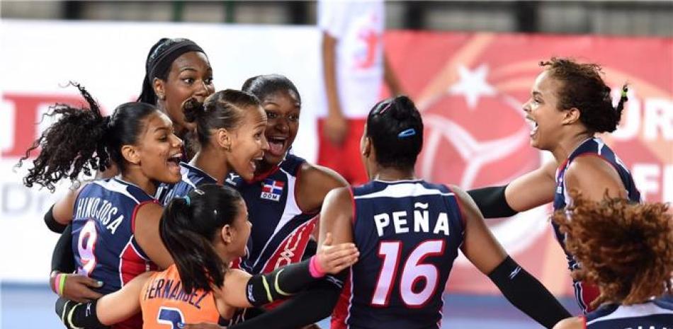 Las jugadoras de Japón celebran con júbilo la victoria ante República Dominicana 3-1 en el Mundial de Voleibol Sub-23, ayer.