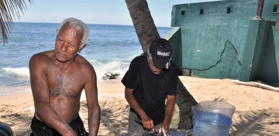 Trayectoria. Durante 44 años, la pesca frente al malecón de Santo Domingo ha sido el sustento de Roberto Cabrera Rosario (izquierda) y de toda su familia.