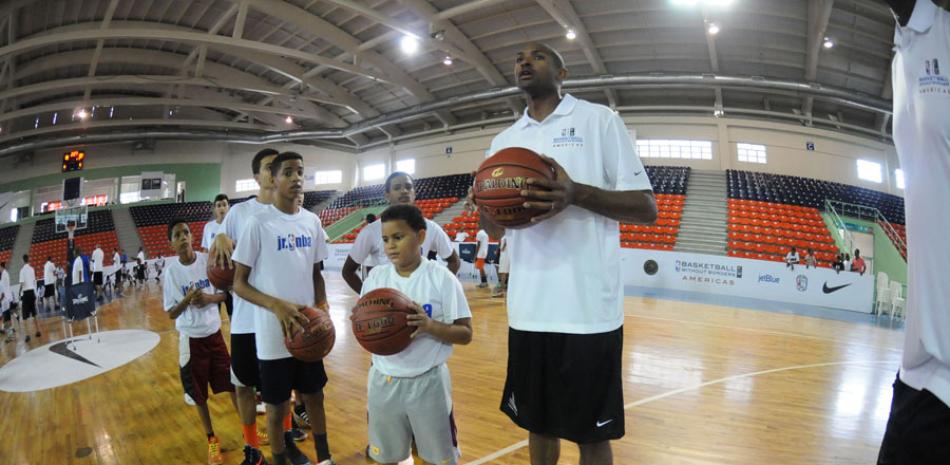 Al Horford junto a un grupo de niños que asistienron a las clínicas con jugadores de la NBA.