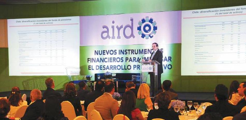 La AIRD celebró un encuentro donde expertos extranjeros disertaron sobre la necesidad de utilizar los fondos de pensiones.