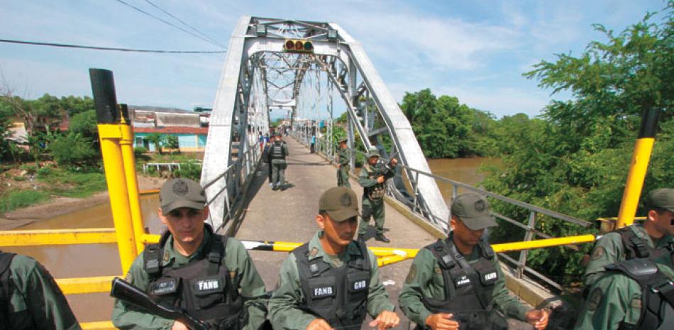 Vigilia. Miembros de la Guardia Nacional Bolivariana de Venezuela resguardan las inmediaciones del puente internacional Union el viernes pasado en la localidad de La Fría, en Venezuela.