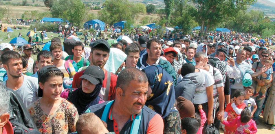 Viaje. Migrantes esperan llegar a un centro de refugiados, cerca del pueblo de Miratovac, el sur de Serbia, ayer.