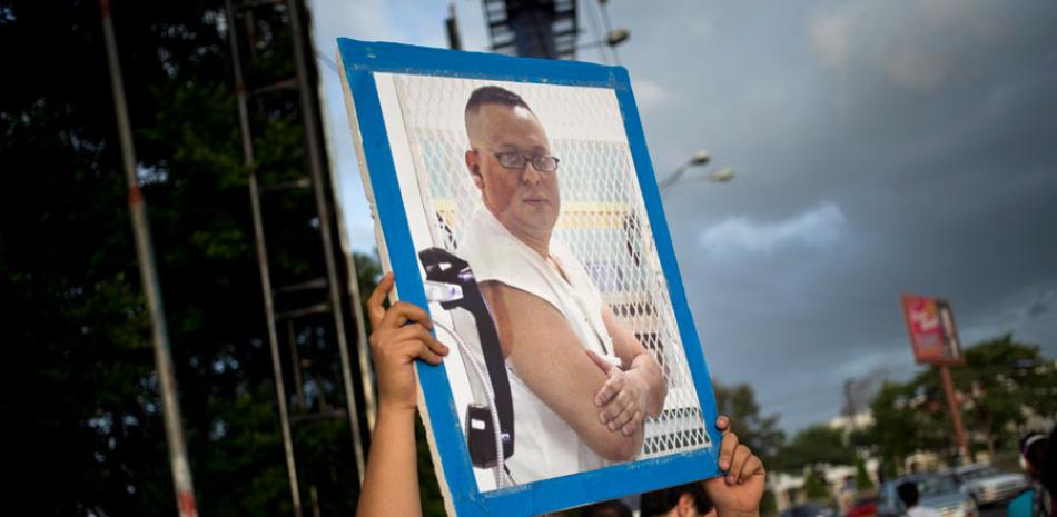 Miembros del Centro Nicaragüense de Derechos Humanos alzan un retrato de Bernardo Aban Tercero durante una manifestación contra su ejecución en Texas, en Managua.