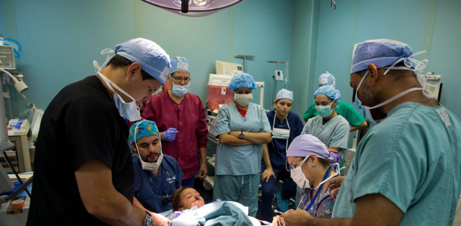 Jornada. Médicos dan atenciones al público durante el operativo cívico-militar de asistencia humanitaria “Promesa Continua 2015”.
