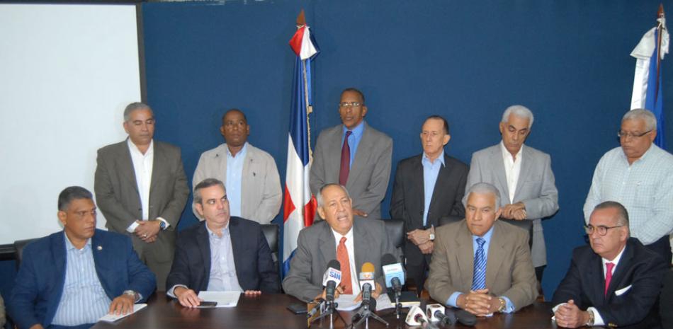 Dirigentes. El candidato presidencial Luis Abinader y Arturo Martínez Moya, secretario nacional de Economía del PRM, junto a otros dirigentes durante una rueda de prensa.