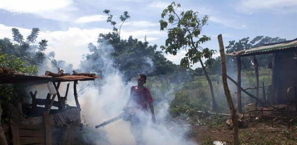 Personal del Ministerio de Salud de Nicaragua realiza labores de fumigación en un barrio, el lunes 17 de agosto de 2015, en Managua (Nicaragua). EFE