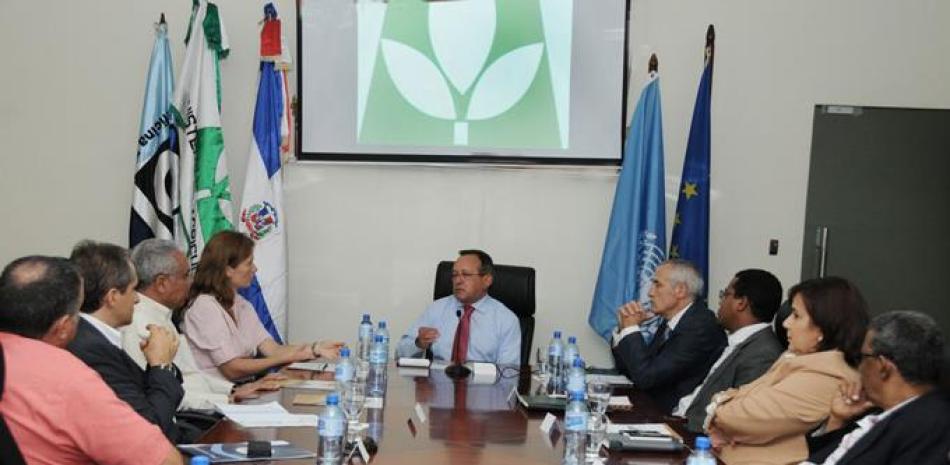 Encuentro. Ángel Estévez, junto funcionarios de la cartera y representantes de la ONE, la FAO y la Unión Europea.