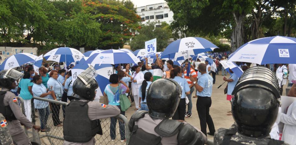 Protestas. Integrantes de numerosos gremios han activado los reclamos por un 5% del PIB para la salud con marchas, vigilias y concentraciones en varios lugares, incluyendo frente al Palacio Nacional.