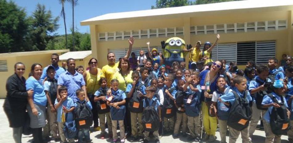 Gente. Niños y niñas de la escuela Arroyo Frío junto a Zoila Puello, Ramón Almánzar y Alby Crespo.